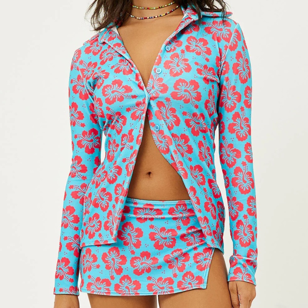 NWT Frankie’s Bikinis Nova Terry Floral Long Sleeve Button Up Blue Magic